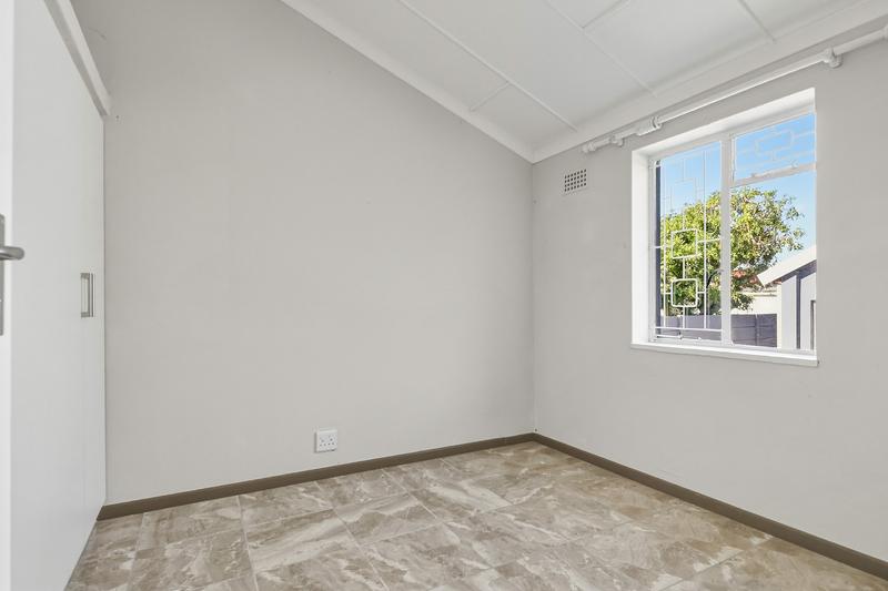 To Let 4 Bedroom Property for Rent in Lakeside Western Cape